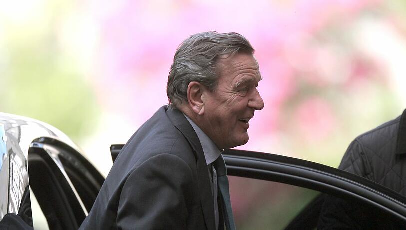 Hier steigt Gerhard Schröder im Mai 2014 zu seiner Party aus – die endet wenig später wegen einer Bombendrohung. Hier steigt Gerhard Schröder im Mai 2014 zu seiner Party aus – die endet wenig später wegen einer Bombendrohung.