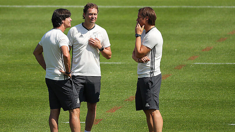 Bundestrainer Joachim Löw (l.) mit seinen Assistenten Marcus Sorg (m.) und Thomas Schneider. Bundestrainer Joachim Löw (l.) mit seinen Assistenten Marcus Sorg (m.) und Thomas Schneider.