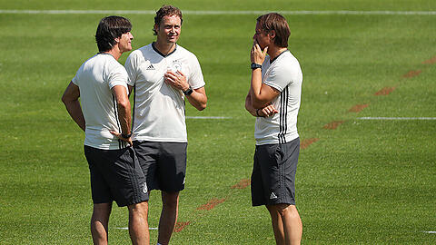 Bundestrainer Joachim Löw (l.) mit seinen Assistenten Marcus Sorg (m.) und Thomas Schneider.