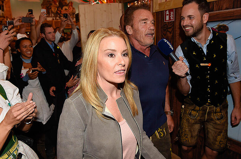 Arnold Schwarzenegger rockte mit seiner Freundin Heather Milligan das Schützen-Festzelt. Klicken Sie sich durch die Bilder.
