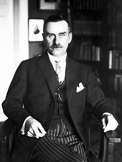 Das Archivfoto aus dem Jahr 1926 zeigt den Literaturnobelpreisträger Thomas Mann (1875-1955). Der Nobelpreis für Literatur ist bisher dreizehn Mal in den deutschsprachigen Raum gegangen.