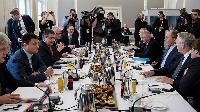 Der ukrainische Außenminister Pawlo Klimkin (2.v.l), Bundesaußenminister Sigmar Gabriel (3.v.l., SPD), der französische Außenminister Jean-Marc Ayrault (2.v.r.) und der russische Außenminister Sergej Lawrow (3.v.r.) bei der Münchner Sicherheitskonferenz.