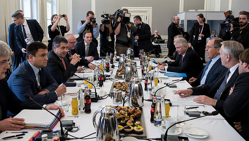 Der ukrainische Außenminister Pawlo Klimkin (2.v.l), Bundesaußenminister Sigmar Gabriel (3.v.l., SPD), der französische Außenminister Jean-Marc Ayrault (2.v.r.) und der russische Außenminister Sergej Lawrow (3.v.r.) bei der Münchner Sicherheitskonferenz. Der ukrainische Außenminister Pawlo Klimkin (2.v.l), Bundesaußenminister Sigmar Gabriel (3.v.l., SPD), der französische Außenminister Jean-Marc Ayrault (2.v.r.) und der russische Außenminister Sergej Lawrow (3.v.r.) bei der Münchner Sicherheitskonferenz.