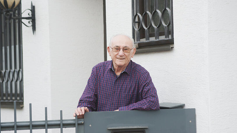 Hans Maurus vor seinem Haus in Trudering.