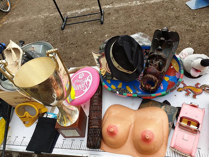 Nass und bunt: Der Flohmarkt auf der Theresienwiese am Samstag.