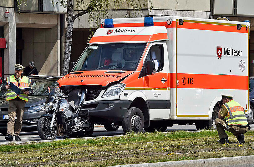 In Berg am Laim hat ein Rettungswagen ein Motorrad gerammt. Die Bilder.