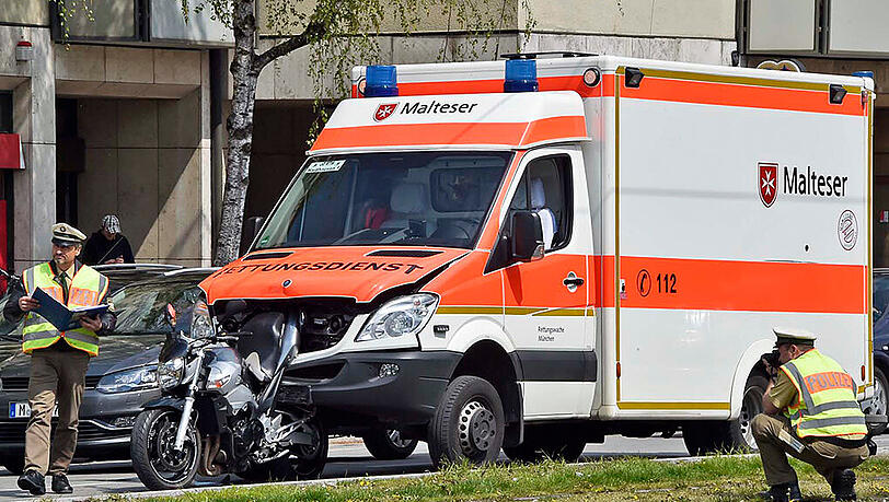 In Berg am Laim hat ein Rettungswagen ein Motorrad gerammt. Die Bilder. In Berg am Laim hat ein Rettungswagen ein Motorrad gerammt. Die Bilder.