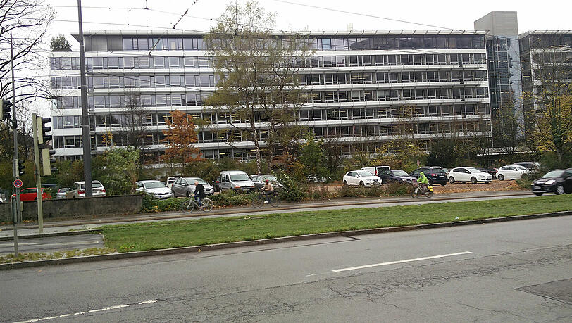Das Gelände wird inzwischen als Parkplatz benutzt. Im Hintergrund ist das Technische Rathaus zu sehen. Das Gelände wird inzwischen als Parkplatz benutzt. Im Hintergrund ist das Technische Rathaus zu sehen.