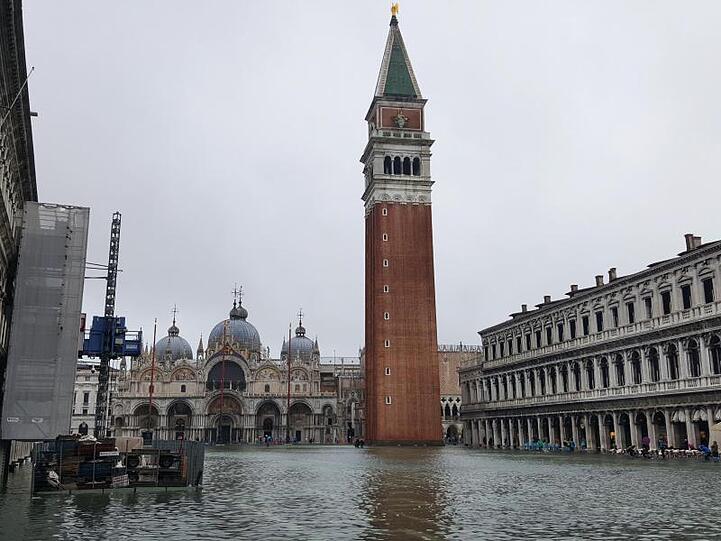 Der Markusplatz in Venedig steht unter Wasser.
