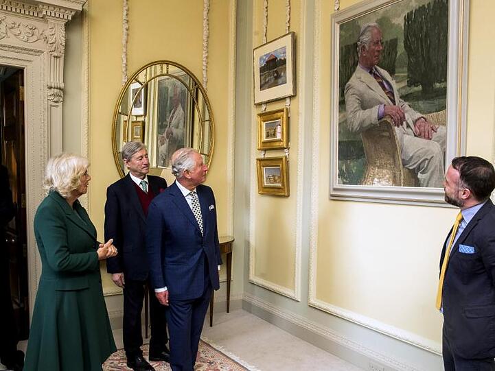 Prinz Charles und Herzogin Camilla gefällt das Porträt.