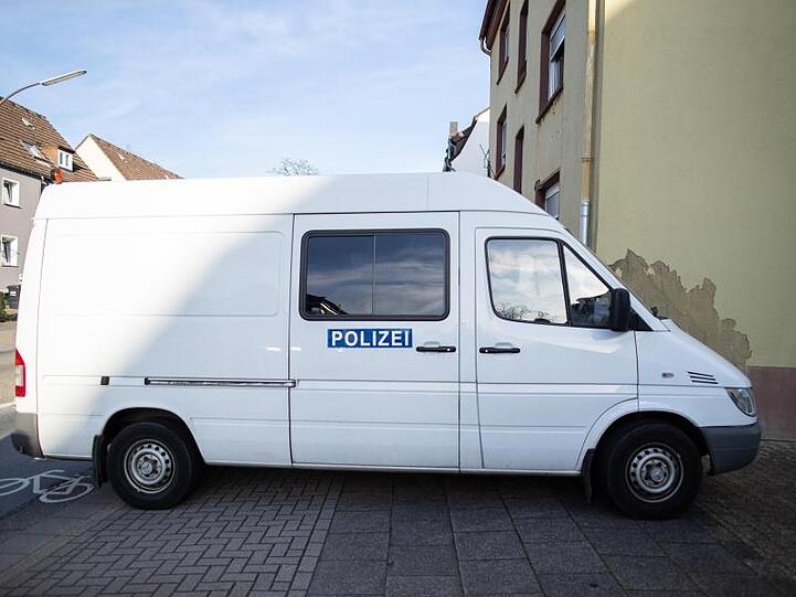 Ein Fahrzeug der Spurensicherung parkt vor einem Mehrfamilienhaus in Recklinghausen.