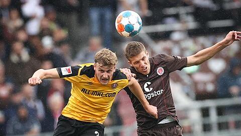 St. Paulis Jakov Medic (r) und Dresdens Christoph Daferner im Kampf um den Ball.