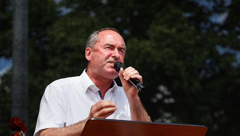 Freie-Wähler-Chef Hubert Aiwanger hält eine Rede auf einer Demonstration.
