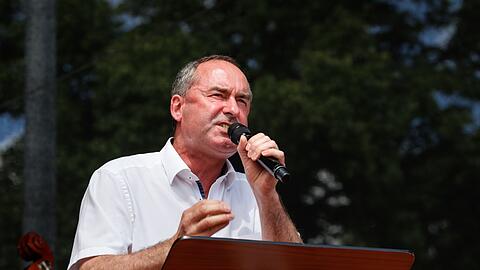 Freie-Wähler-Chef Hubert Aiwanger hält eine Rede auf einer Demonstration.