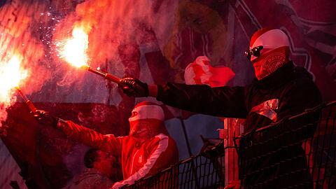 Bayern-Fans zünden Pyrotechnik.