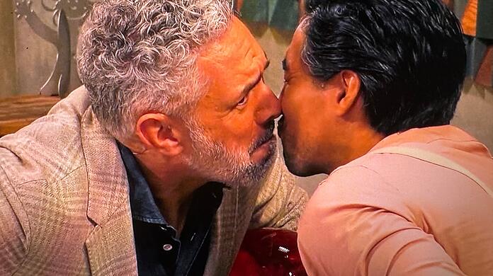 Roland Trettl und Nic Shanker küssen sich in "Promi First Dates" und reagieren davon angewidert.