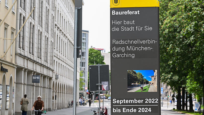 Bis Ende 2024 soll das Teilstück des Radschnellwegs vom Lenbachplatz bis zum Amiraplatz fertig werden. Wann die gesamte Strecke bis Garching fertig sein wird, kann die Stadt noch nicht sagen. Im Hintergrund: Der Autor beim Selbstversuch.
