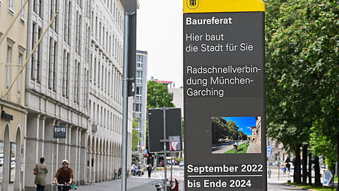 Bis Ende 2024 soll das Teilstück des Radschnellwegs vom Lenbachplatz bis zum Amiraplatz fertig werden. Wann die gesamte Strecke bis Garching fertig sein wird, kann die Stadt noch nicht sagen. Im Hintergrund: Der Autor beim Selbstversuch.
