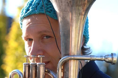 Django Bates, hier mit Tenorhorn, stellt am Kommenden Mittwoch im Schwere Reiter sein Piano-Album "Autumn Fire" vor.