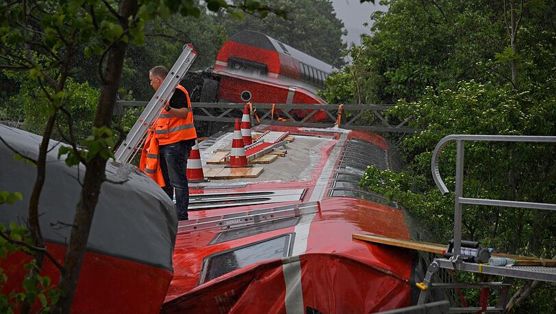 Vier Frauen sowie ein 13-J&auml;hriger starben bei dem Unfall. (Archivbild)