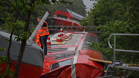 Vier Frauen sowie ein 13-J&auml;hriger starben bei dem Unfall. (Archivbild)