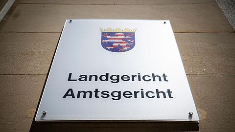 Vor dem Landgericht Frankfurt sollte die Schadenersatzklage eines ehemaligen Deutsche-Bank-Mitarbeiters in dieser Woche verhandelt werden. Nun hat der Kl&auml;ger seine Klage zur&uuml;ckgezogen. (Symbolbild)
