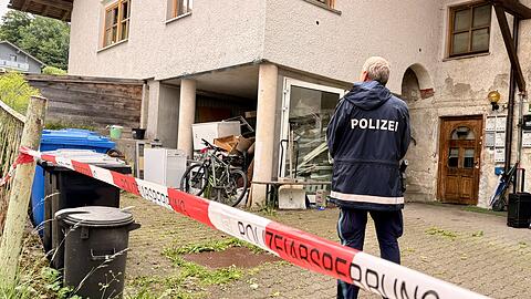 In einem Mehrfamilienhaus in Zwiesel soll ein heute 38 Jahre alter Mann im Sommer 2025 drei Menschen ermordet haben (Archivbild)