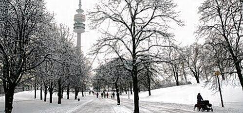 Ein Anziehungspunkt im Münchner Norden: Der Olympiapark ist ein beliebter Ort, um seine Freizeit dort zu verbringen &ndash; auch im Winter!