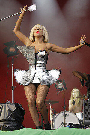 Ihre schrägen Auftritte und provokanten Bühnen-Outfits haben sie berühmt gemacht: Lady Gaga.