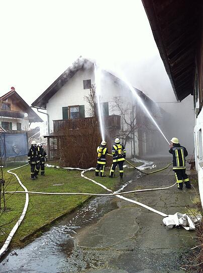 Eine Vielzahl an Einsatzkräften von Feuerwehr, Rettungsdienst und Polizei versuchen am Freitagnachmittag, einen Brand in Riegsee zu löschen: Das Nebengebäude eines landwirtschaftlichen Anwesens hat Feuer gefangen.