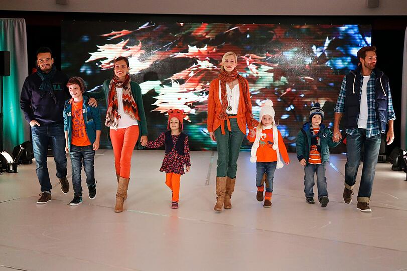 Giovanni Zarrella und Frau Jana Ina und Tina Bordihn präsentieren Mode für die ganze Familie.
