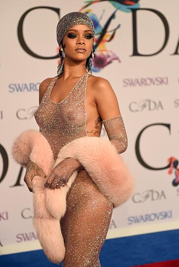Po, Rücken, Brüste - die Bilder von Rihannas Auftritt beim Council of Designer of America Award in New York.