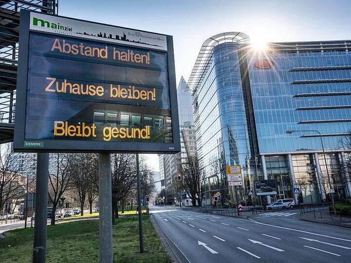 Ein Schild in Frankfurt/Main: "Abstand halten! Zuhause bleiben! Bleibt gesund!".