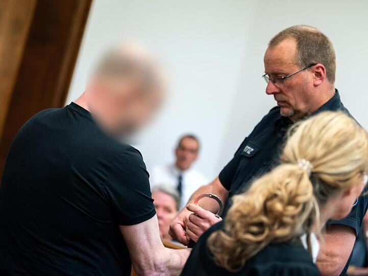 Der Angeklagte (l) wurde zu zehn Jahren und drei Monaten mit anschließender Sicherungsverwahrung verurteilt.
