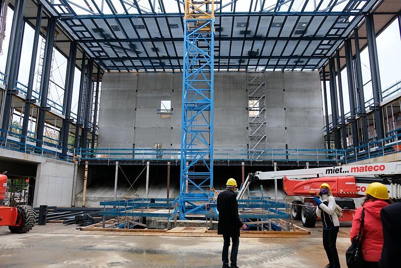 In diesen Rohbau wird die hölzerne Philharmonie aus Fertigbauteilen eingebaut.