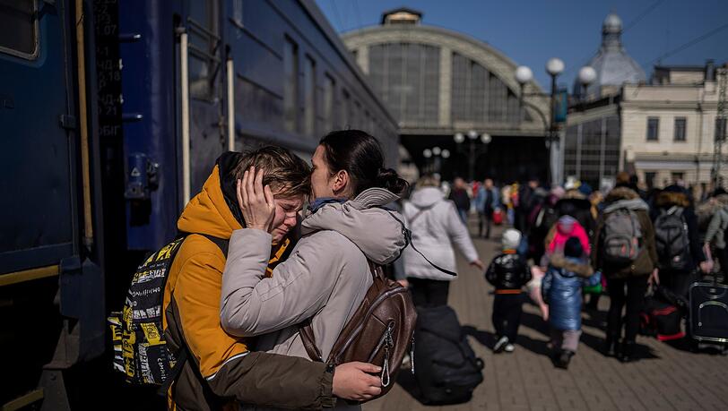 Eine Mutter umarmt in Lwiw ihren Sohn, der aus der belagerten Stadt Mariupol geflohen ist.