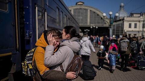 Eine Mutter umarmt in Lwiw ihren Sohn, der aus der belagerten Stadt Mariupol geflohen ist.
