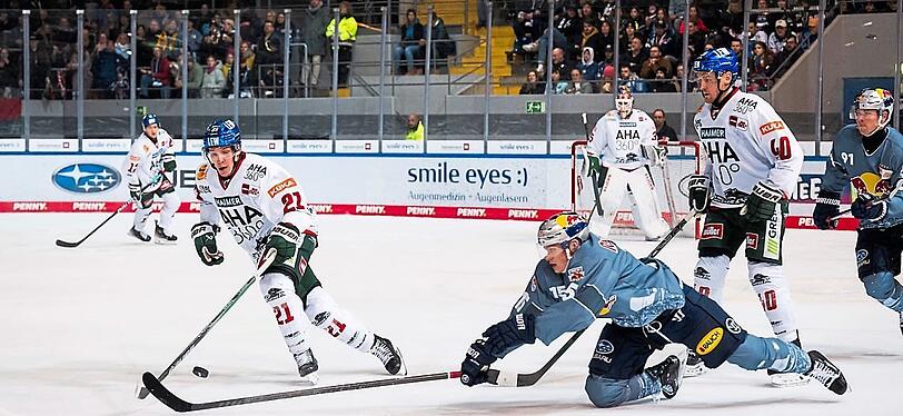 Vergeblich gestreckt: So wie hier Nikolaus Heigl (r. im Liegen) kam der EHC gegen Augsburg zu oft zu spät.