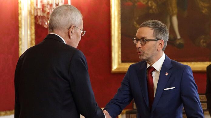 Nach einem Treffen von Staatsoberhaupt Alexander Van der Bellen und FPÖ-Chef Herbert Kickl scheinen die Weichen für den ersten FPÖ-Kanzler gestellt .