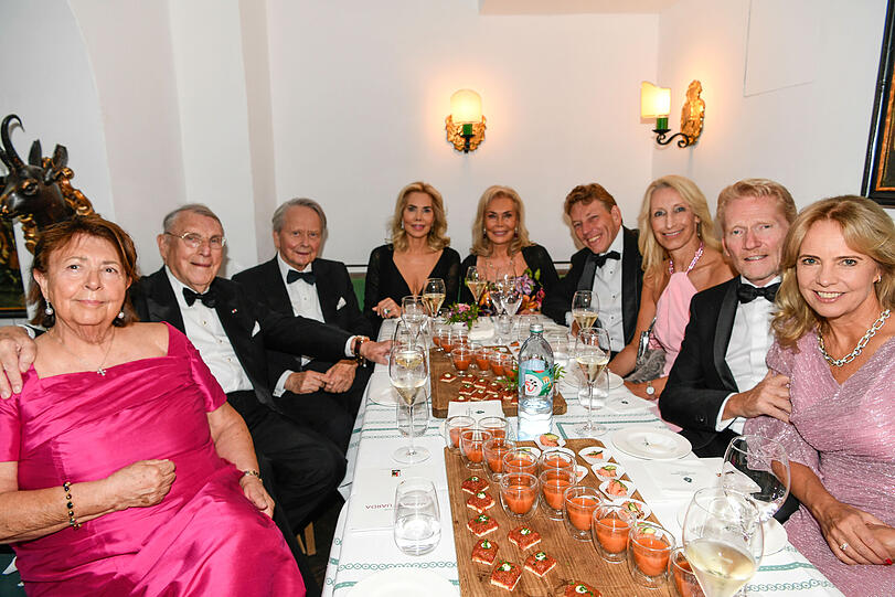 Prof. Dr. Klaus Mangold mit Ehefrau Kiki, Dr. Wolfgang Porsche mit Partnerin Dr. Gabriela Prinzessin zu Leiningen und deren Mutter Renate Thyssen-Henne, Univ. Prof. Dr. Thomas Kohnen mit Ehefrau Dr. Eva-Maria sowie Joachim Thyssen und Ehefrau Anja