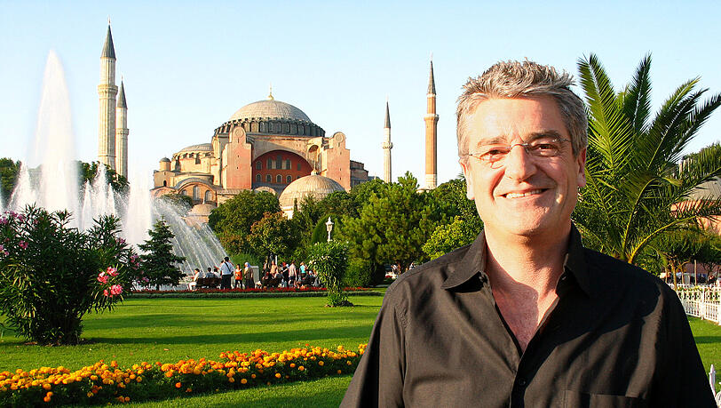 Franz Xaver Gernstl vor der Hagia Sophia in Istanbul. Über seine Jahrzehnte als Filmemacher hat er ein Buch geschrieben. Franz Xaver Gernstl vor der Hagia Sophia in Istanbul. Über seine Jahrzehnte als Filmemacher hat er ein Buch geschrieben.