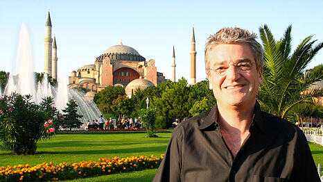 Franz Xaver Gernstl vor der Hagia Sophia in Istanbul. &Uuml;ber seine  Jahrzehnte als Filmemacher hat er ein Buch geschrieben.