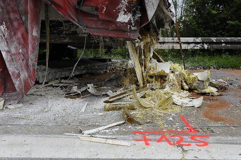 Schwerer Unfall mit drei Lkw bei Wörth: Der Fahrer eines Lastwagen kollidierte mit einem der abgestellten Fahrzeuge, woraufhin drei Lkw in Flammen aufgingen. Ein Mann kam ums Leben. Die Bilder