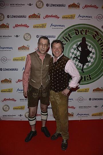Auch dieses Jahr feierten 2.000 Gäste am Auftakt-Abend der Nacht der Tracht in Dirndl und Lederhosn ein rauschendes Fest im Löwenbräukeller! Bereits zum 12. Mal zapften die Veranstalter Wiesnwirt Christian Schottenhamel und Eventmanager Philip Greffenius beim traditionellen Anstich der Nacht der Tracht das erste Fass gekonnt mit nur zwei Schlägen an, und freuten sich über die gute Stimmung im Festsaal. Die Bilder!