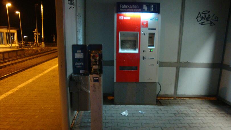 In der Nacht von Freitag auf Samstag wurde am S-Bahnhalt Englschalking ein 19-Jähriger festgenommen. In der Nacht von Freitag auf Samstag wurde am S-Bahnhalt Englschalking ein 19-Jähriger festgenommen.