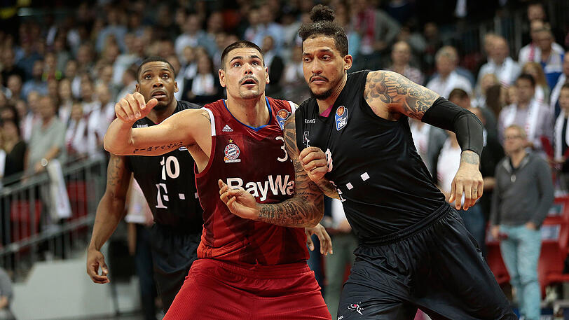 Maik Zirbes war mit 20 Punkten erfolgreichster Bayern-Werfer - hier kämpft er mit dem Bonner Julian Gamble um den Ball (rechts).