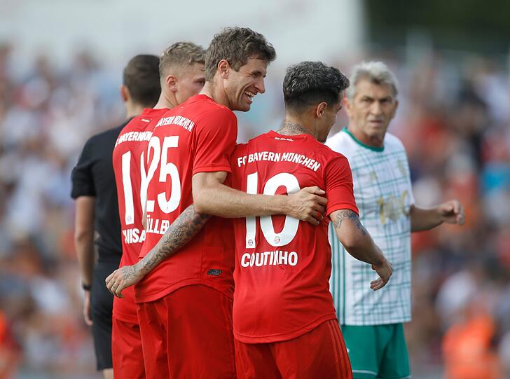 Konkurrenten im offensiven Mittelfeld: Thomas Müller (l.) und der brasilianische Neuzugang Philippe Coutinho.