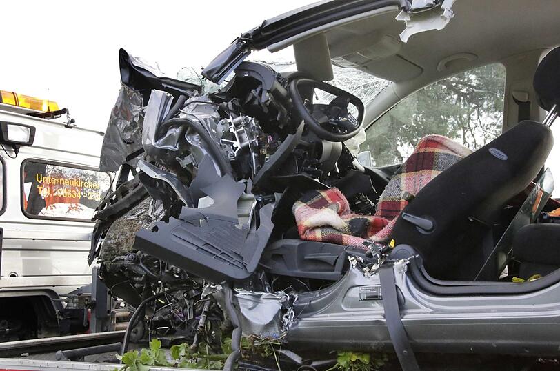 Ein 27-jähriger Student stirbt nach Aufprall gegen Baum.