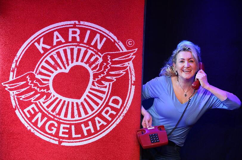 Karin Engelhard am Telefon, ganz klassisch mit Schnur.