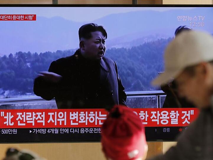 Auf einem Bildschirm in Südkoreas Hauptstadt Seoul laufen Archivbilder von Kim Jong Un.